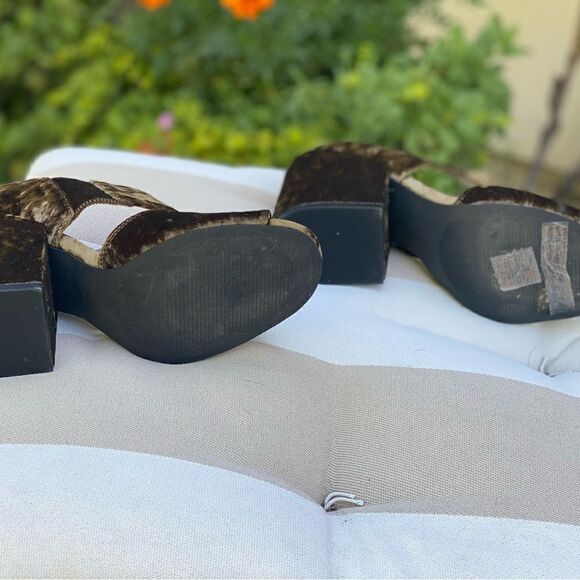 👡CAbi Interlock Green Crushed Velvet Chunky Open Toe Heels - Size 7 - Like New! - Picture 5 of 7